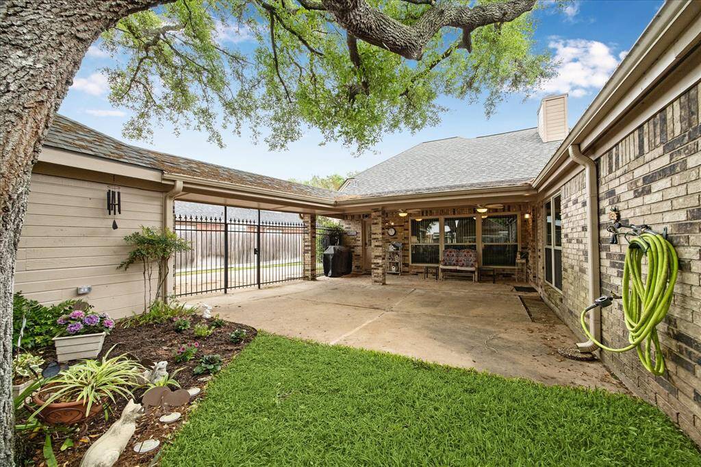 You can enjoy the peaceful backyard on the porch!