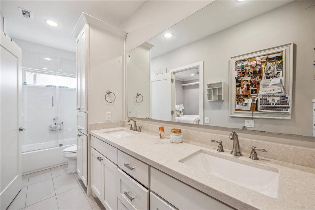 En-suite bath with tub shower and dual sinks