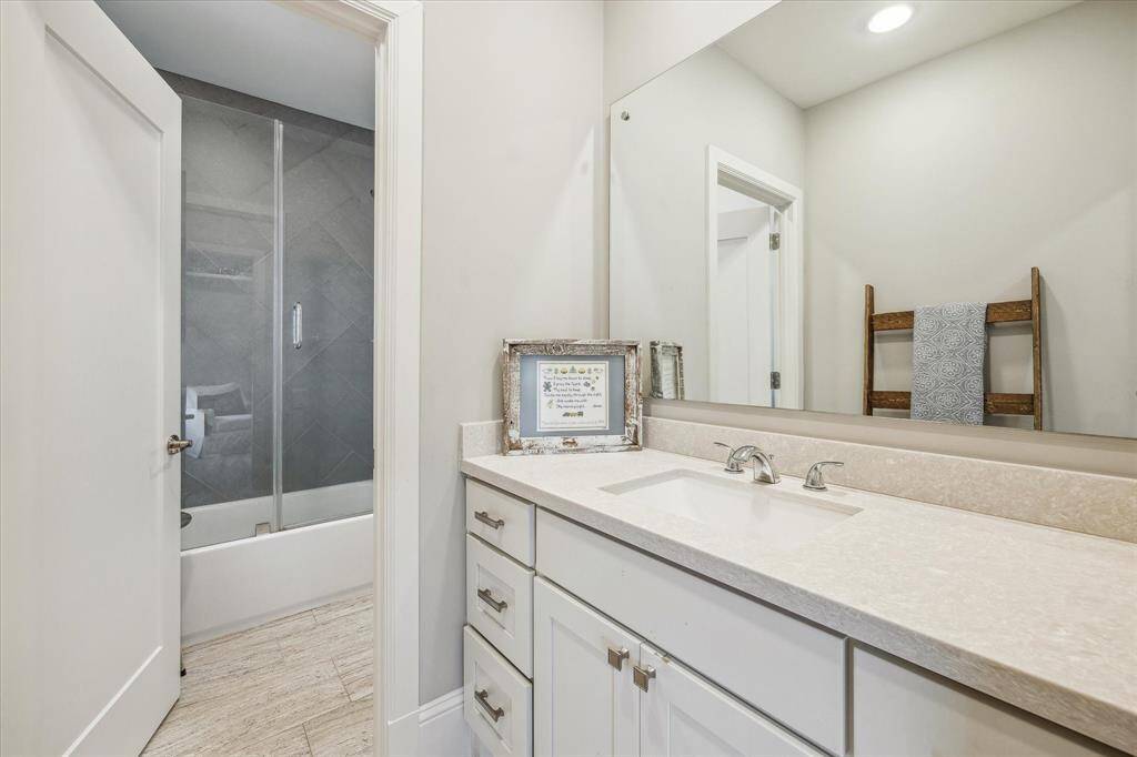 Hollywood bath with tub/shower and separate vanities