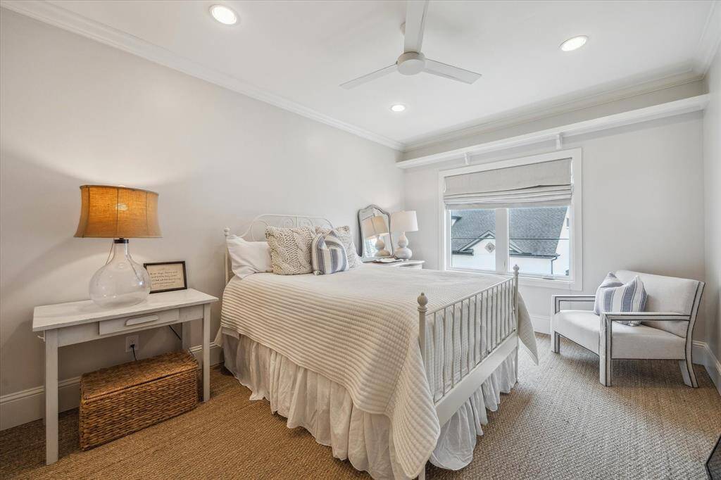 Another third floor bedroom with sea grass and Hollywood bath