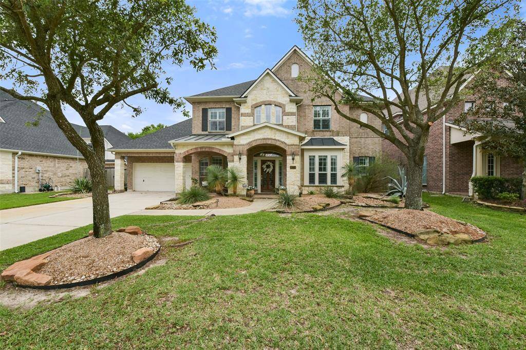 NEWLY UPDATED!!! 4 bedroom, 3.5 bath home, on a cul-de-sac street that backs to the pond!