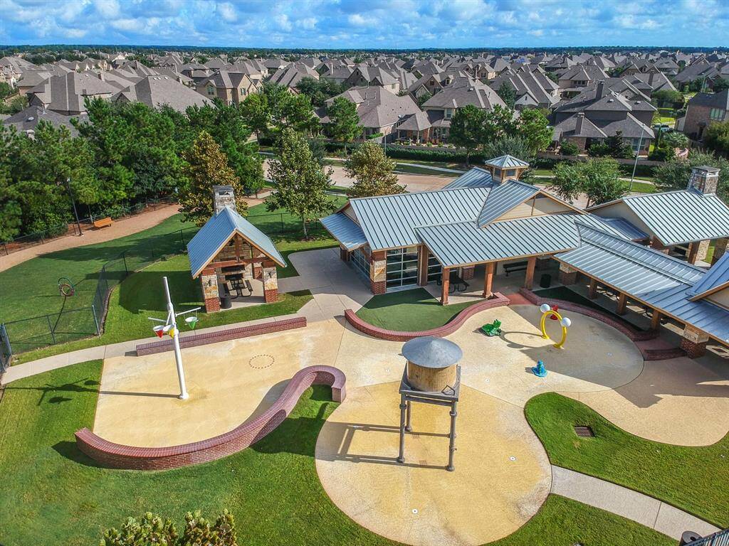 Fairfield has multiple community pools and splashpads spread throughout the neighborhood. There's even a dog park for our furry friends.