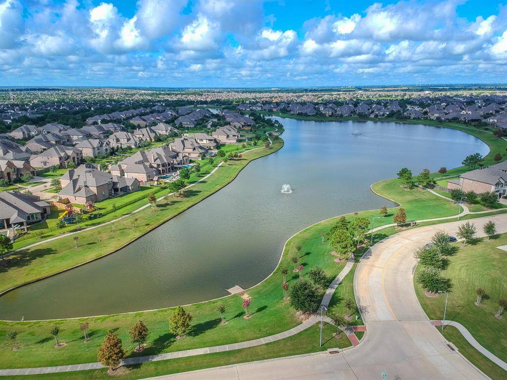There are also multiple ponds with miles of walking/biking trails.