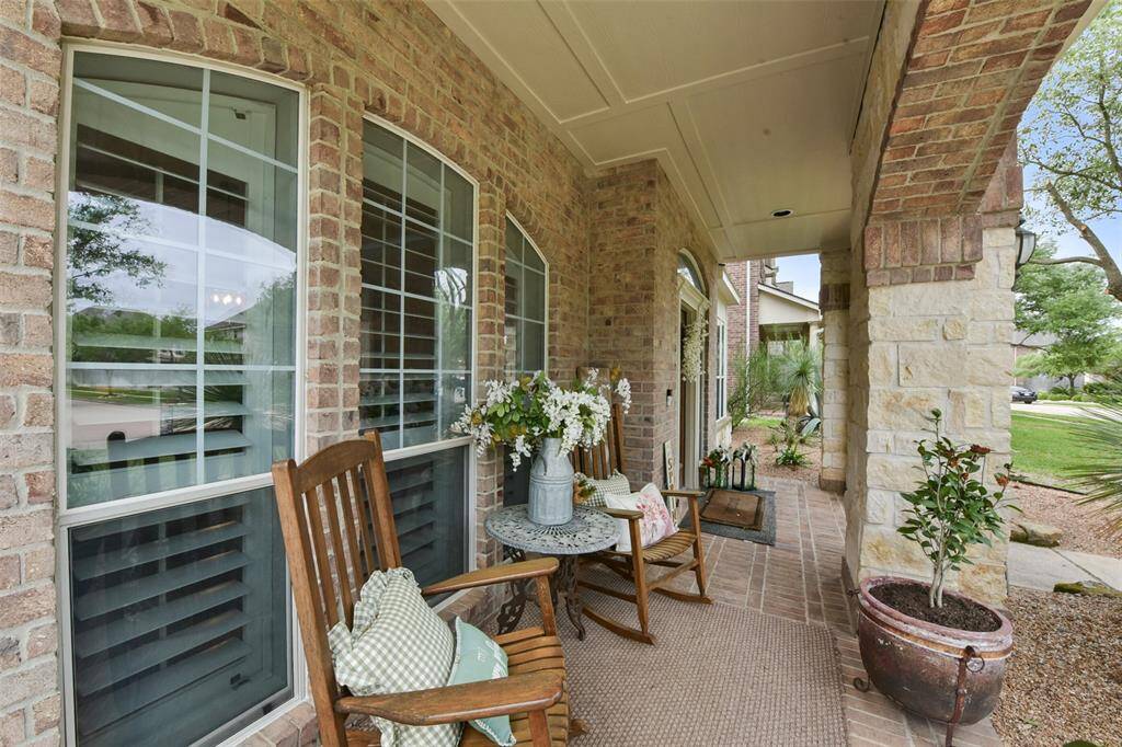 Such an inviting front porch!
