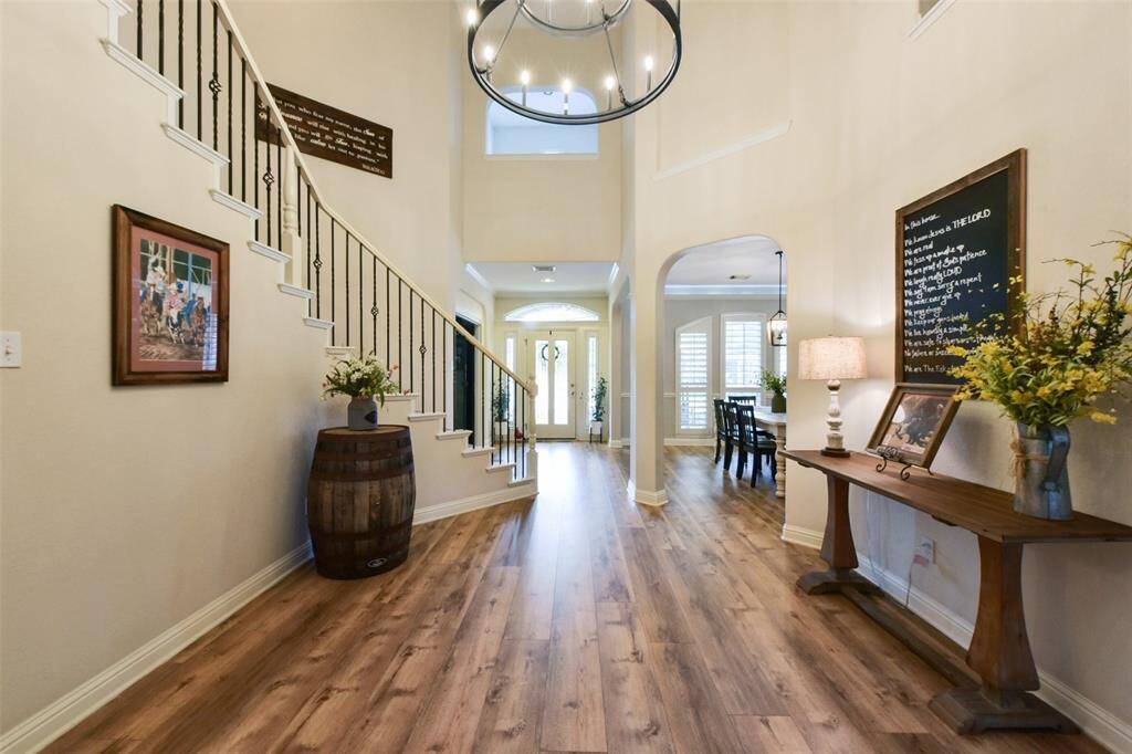 Another look at the entryway.