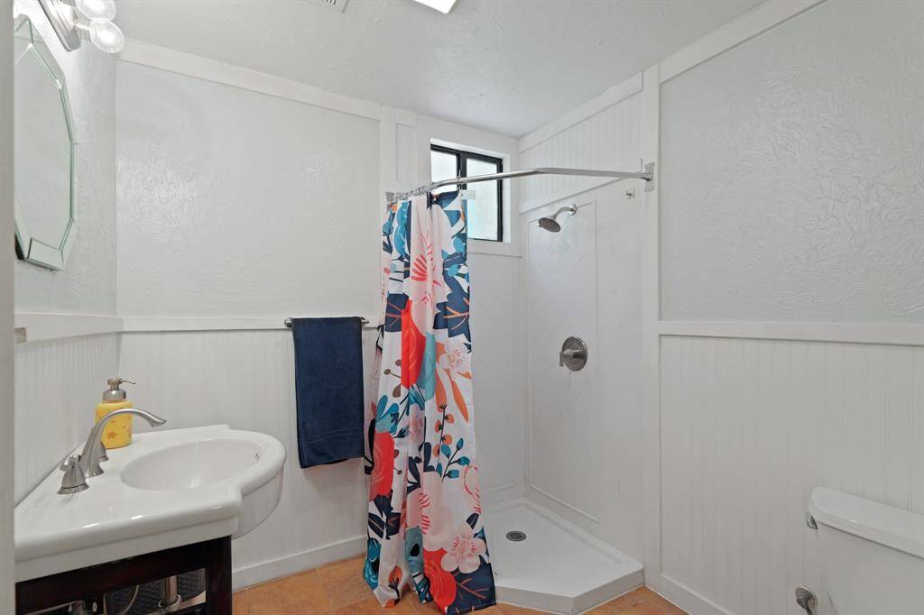 Secondary full bathroom
