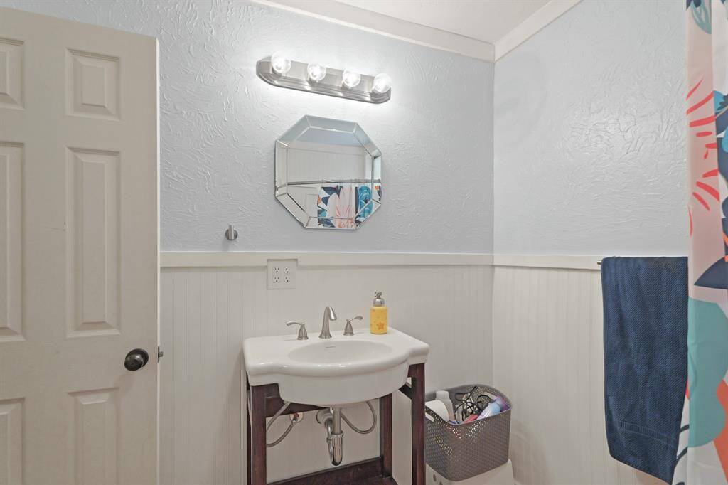 Secondary full bathroom