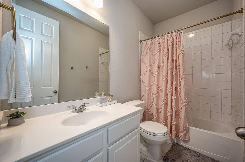 Jack and Jill bathroom (between both front secondary rooms)