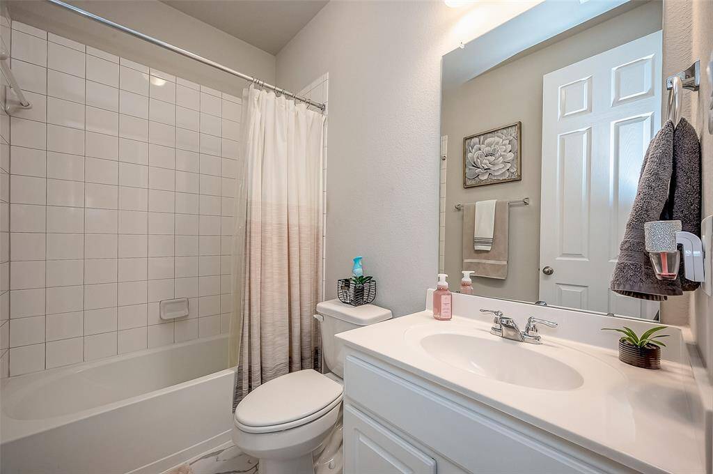 Guest bathroom.