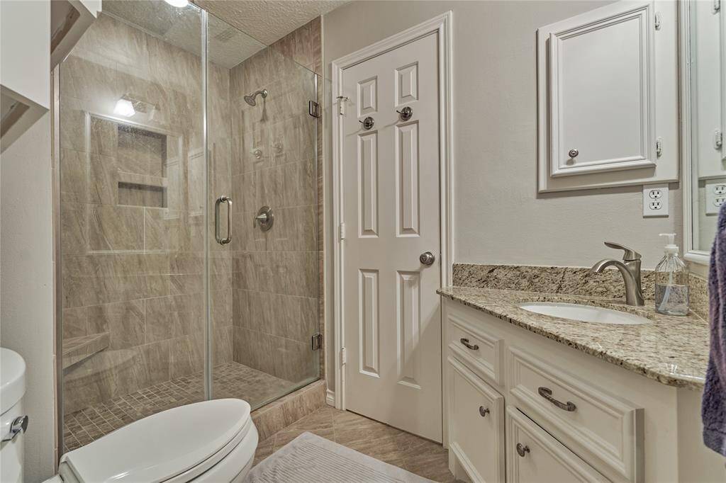 This bath is for bedrooms 3 & 4. Bedroom 3 has private access while bedroom 4 has hall access.