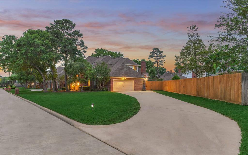 Upon arrival you are greeted with a meticulously kept emerald green lawn.