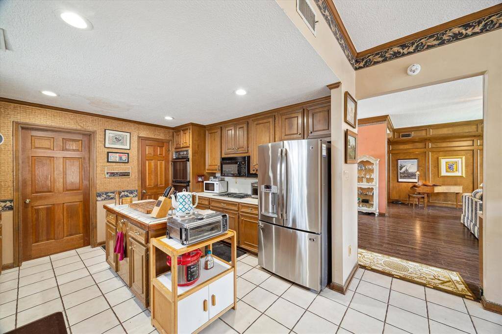 SPACIOUS ISLAND KITCHEN FEATURES A GAS COOKTOP AND BUILT-IN MICROWAVE.