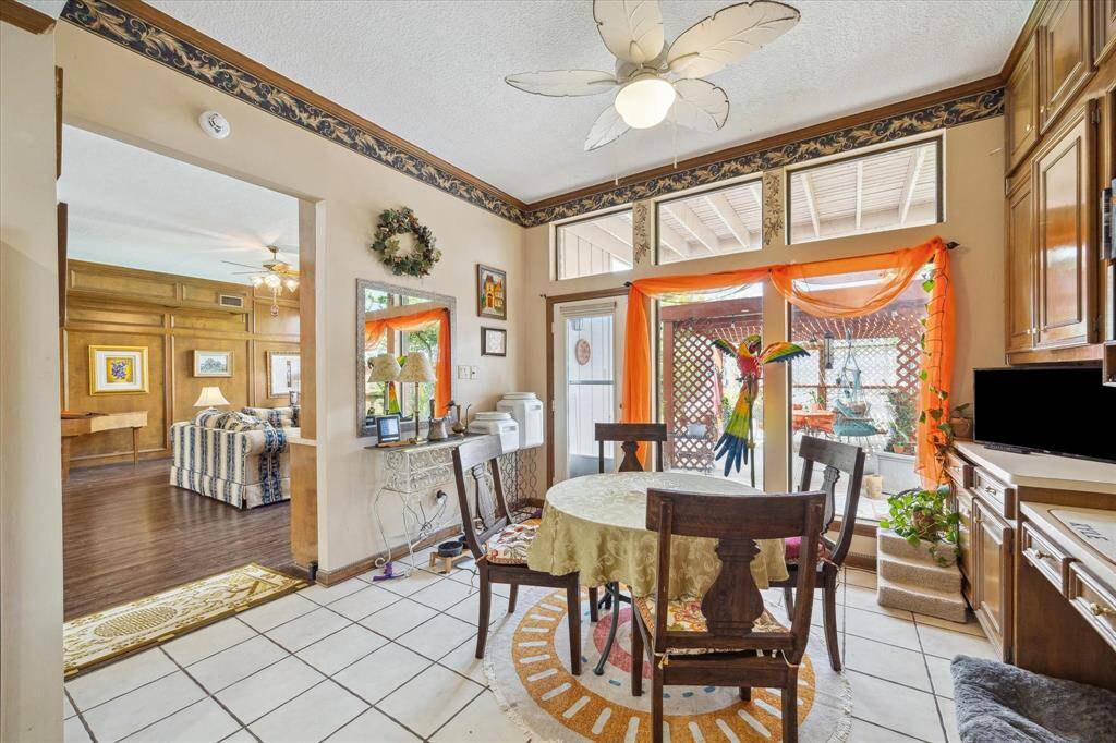 THE BREAKFAST ROOM OFFERS VIEWS OF THE PERGOLA AND POOL BEYOND.