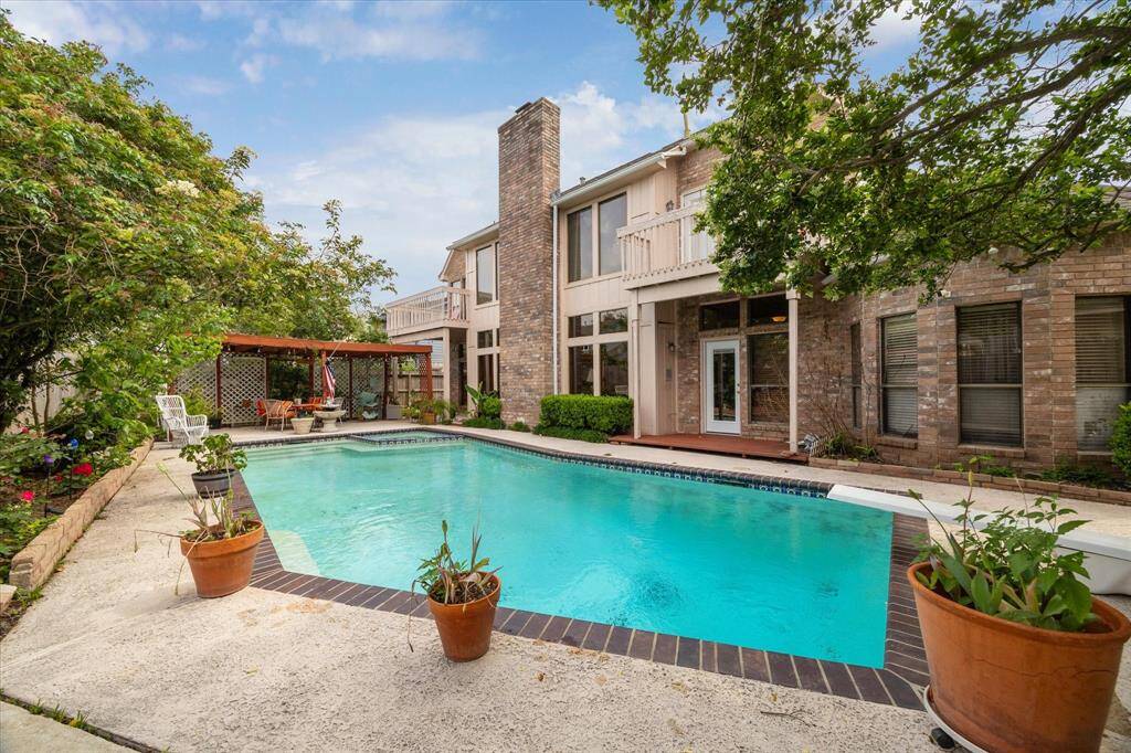 THE BACKYARD FEATURES A HEATED POOL AND SPA WITH MULTIPLE ENTERTAINING/TANNING AREAS.