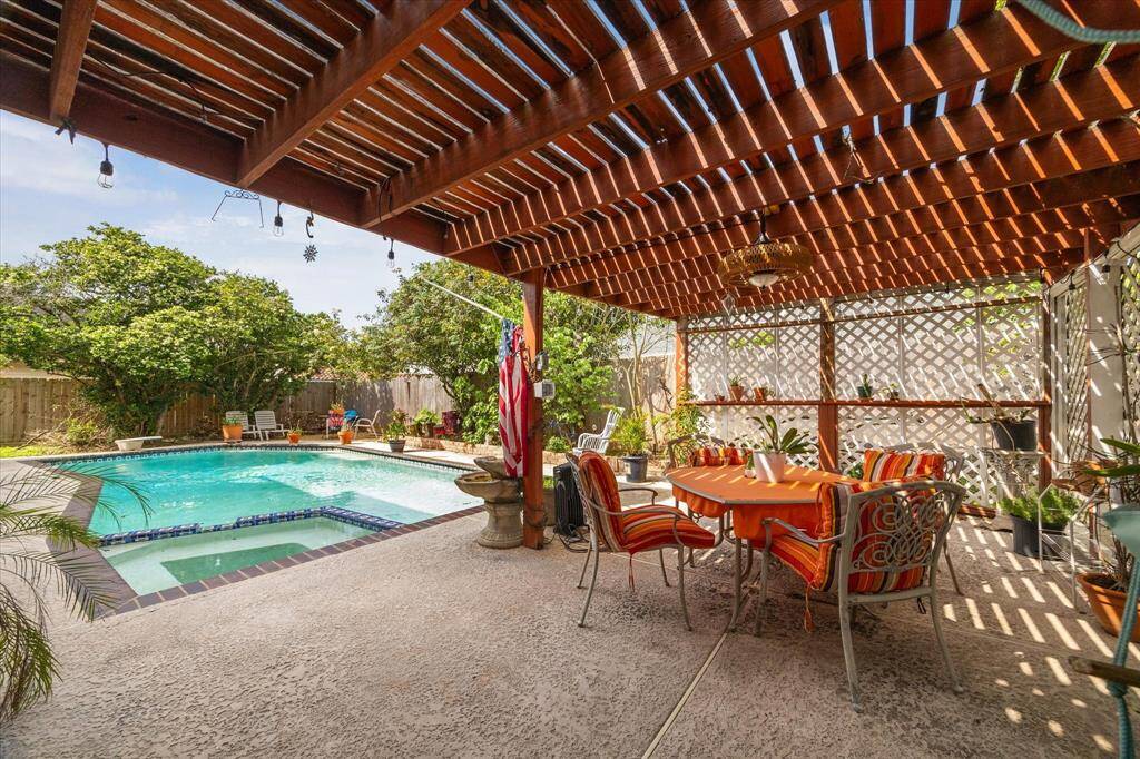 ENJOY FESTIVE ENTERTAINING UNDER THE PERGOLA...PLENTY OF SPACE FOR A BBQ.