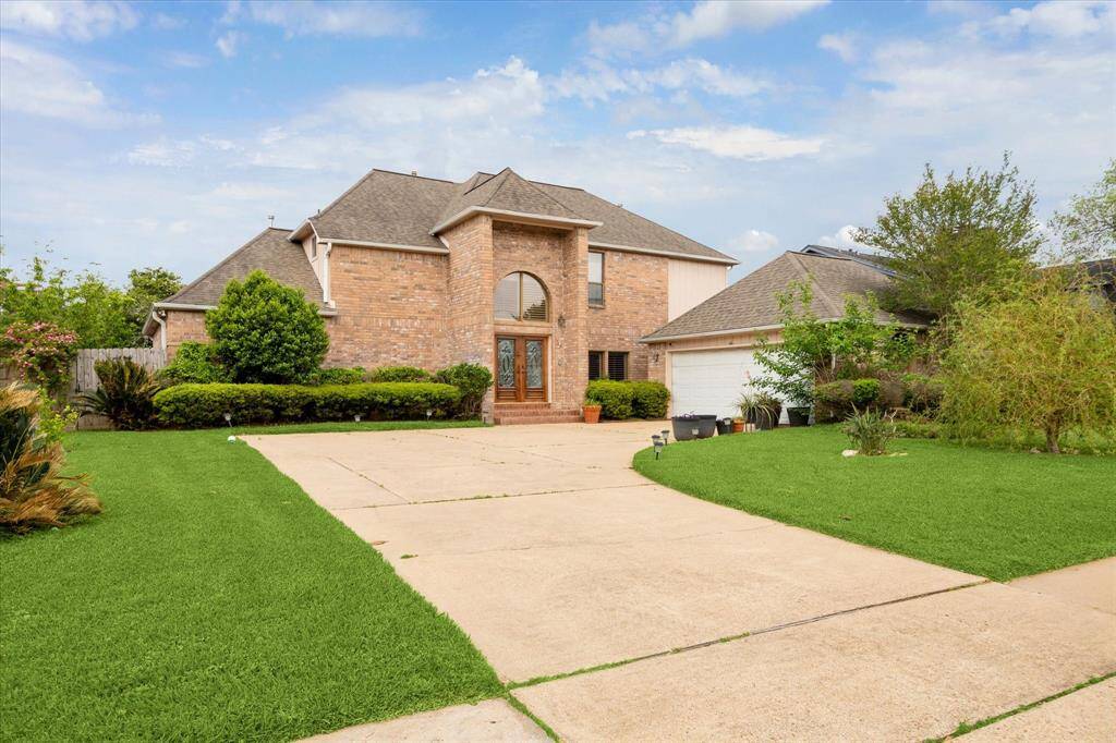 ANOTHER VIEW OF THE FRONT OF THE HOME...CHECK OUT ALL THE PARKING!