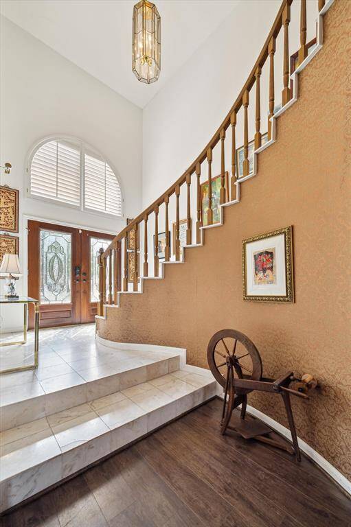 A SWEEPING STAIRCASE AND 2-STORY ENTRY GREETS YOU AS YOU ENTER THE HOME. ELEGANT DOUBLE FRONT DOORS FEATURE LEADED GLASS.