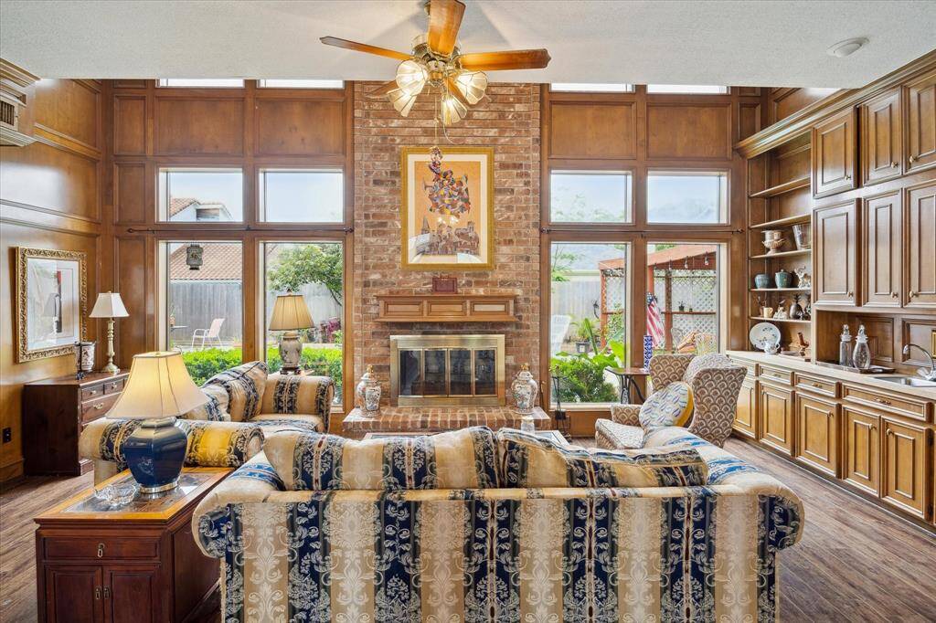 FALL IN LOVE WITH THE WOOD BLOCK PANELING AND TALL WINDOWS IN THE FAMILY ROOM.