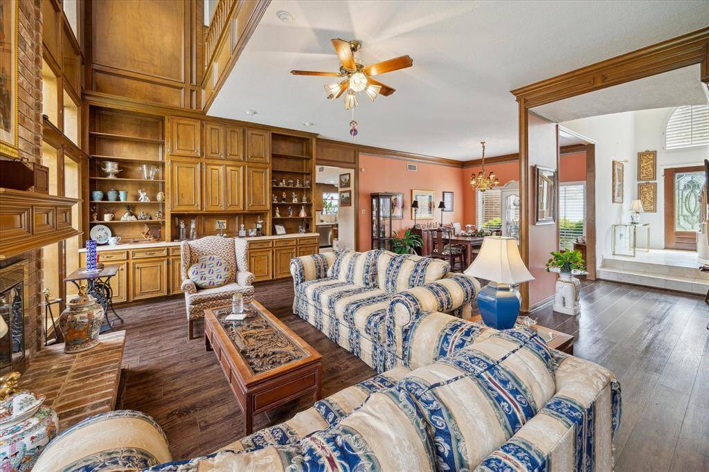A WALL OF CUSTOM BUILT-INS ADD STYLE AND STORAGE.