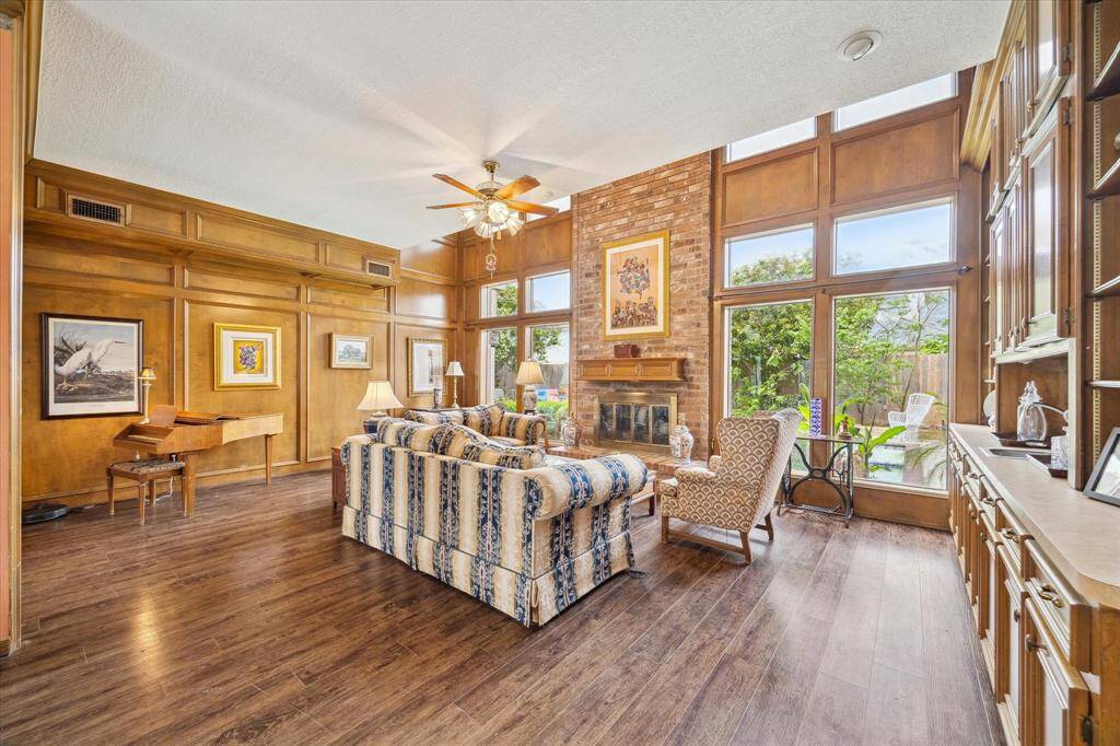 IDEAL FOR ENTERTAINING, THE FAMILY ROOM IS EXPANSIVE AND WELCOMING.