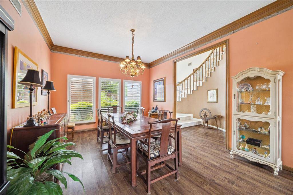 SPACIOUS FORMAL DINING ROOM OFFERS WIDE CROWN MOLDING AND WOOD FLOORING.