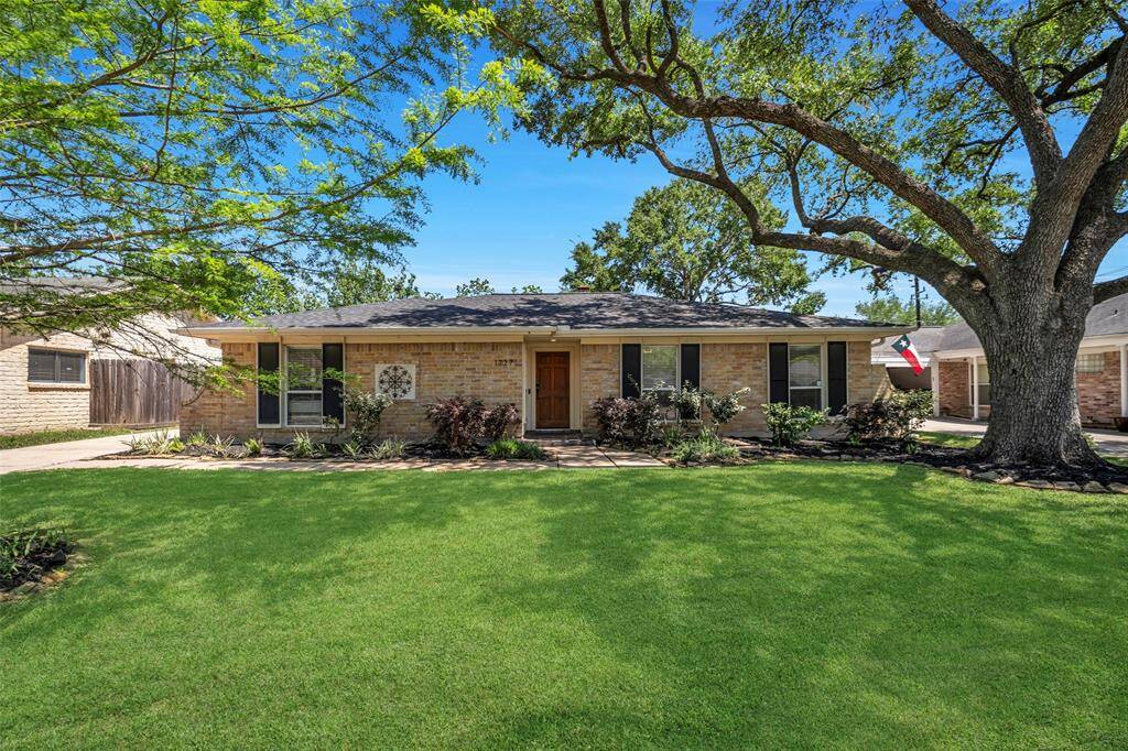 Welcome home to 1727 Shannon Valley Drive! This stunning Ashford South home in Houston's Energy Corridor features four bedrooms and two bathrooms.