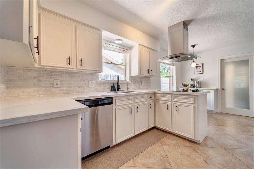This newly remodeled gourmet style kitchen that boasts stainless steel appliances, quartz countertops and a clean aesthetic is a culinary enthusiast's dream!