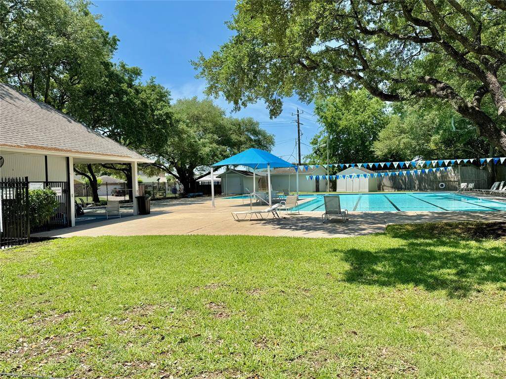 All recreational amenities, such as area pool and tennis courts, park and ball field are newly renovated and very short walk away from the house.