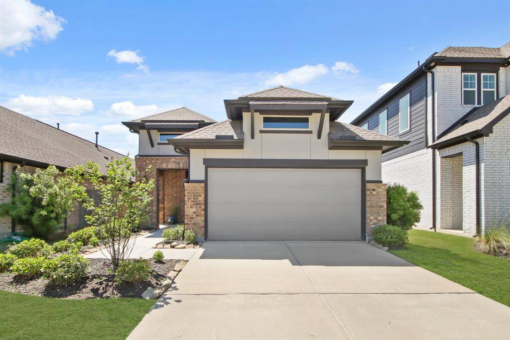 Charming one-story home provides open concept living in an inviting master planned community! Just like new and never leased before, so clean!