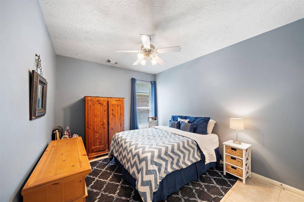 Secondary bedroom.