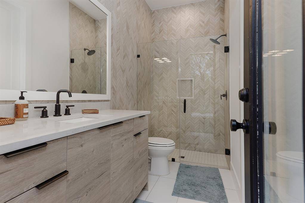 Bathroom in the Casita offer a Walk-in shower