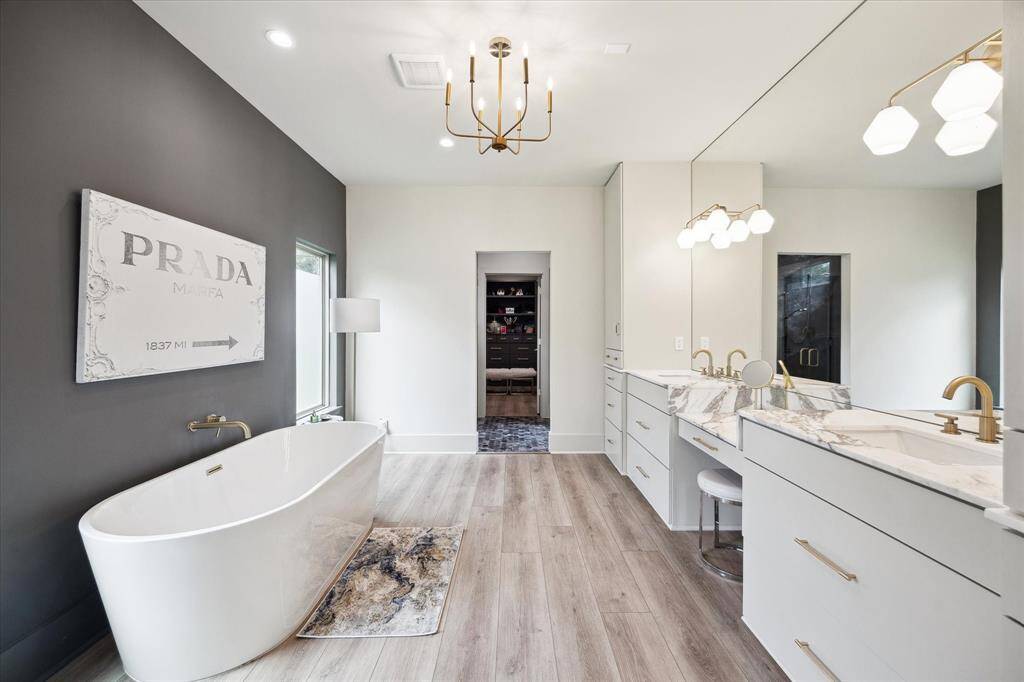 Large Primary bath