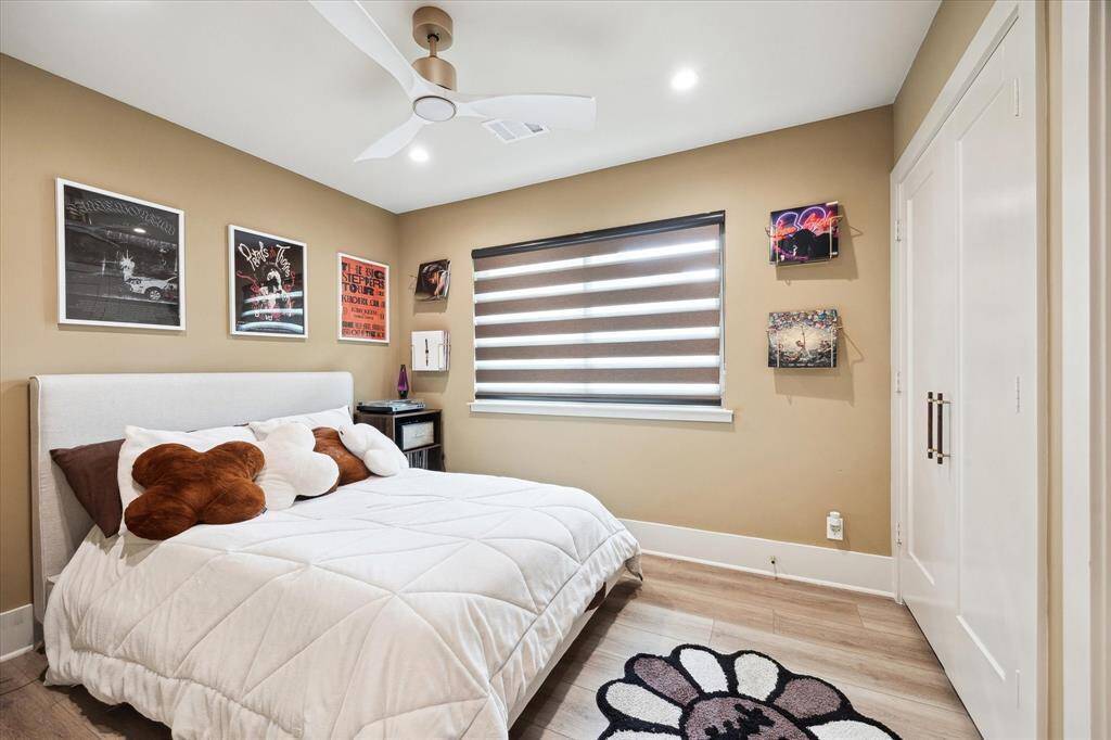 Bed 3 with buit-in dressers