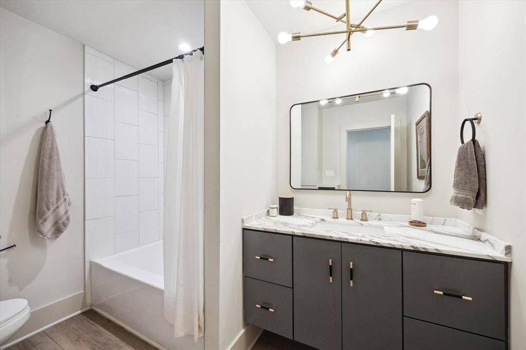 Hall bath, bed 3/4 bathroom