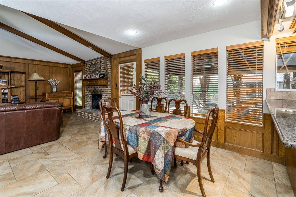 Dining set between the kitchen and the living. Just turn the table to have even more seating.