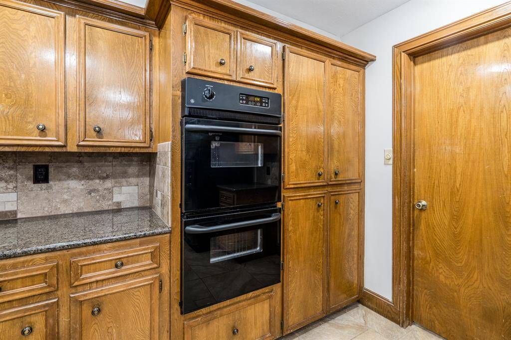 Chefs will love the double ovens!