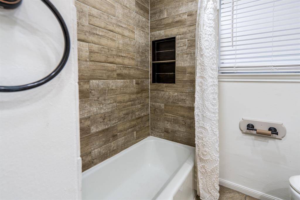 Beautiful wood looking tile surround in the shower.