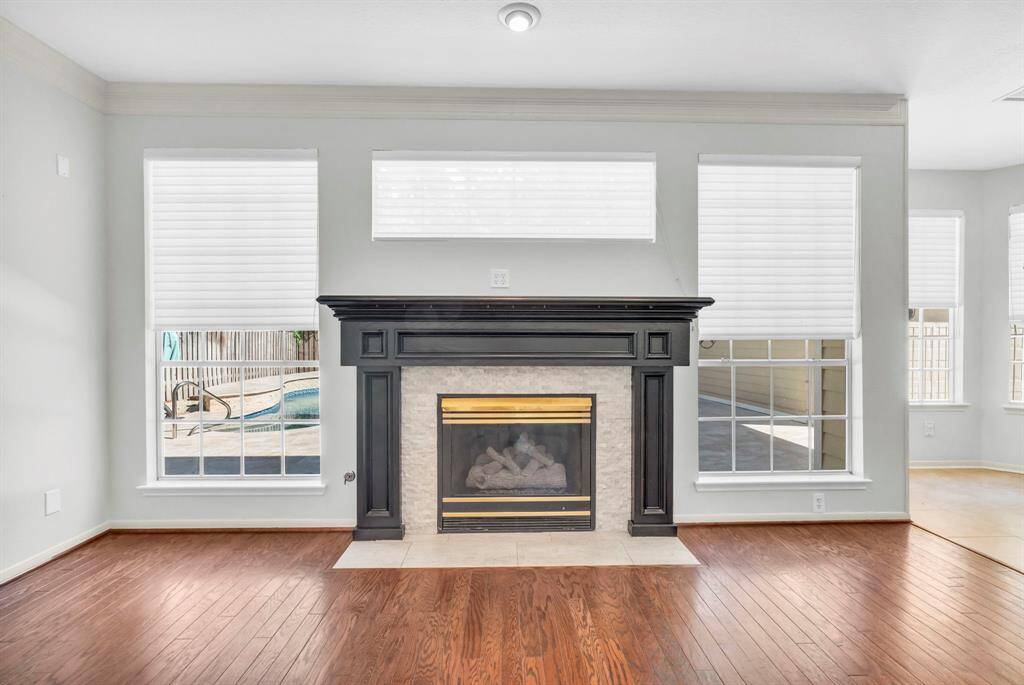 Fireplace with gas log and remote