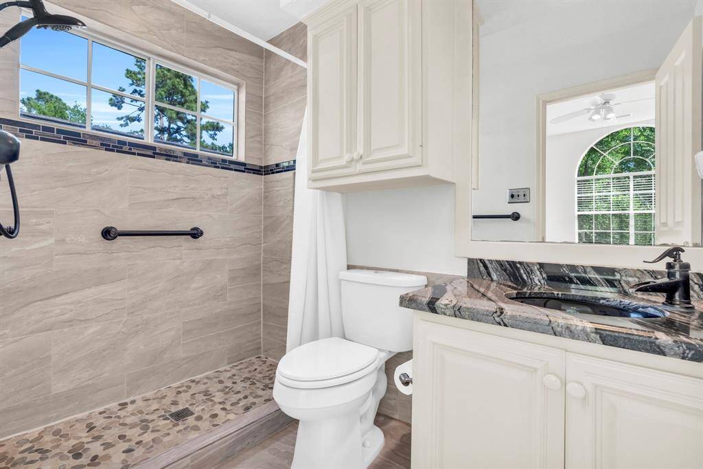 Bath in larger bedroom upstairs.
