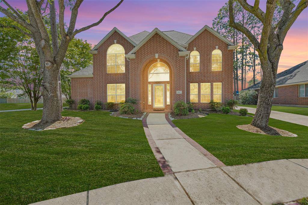 This stunning brick home offers a grand entrance with large windows and a well-maintained front lawn. Nestled in a charming neighborhood, it promises comfort and elegance for your family. Don’t miss the opportunity to make this your dream home!