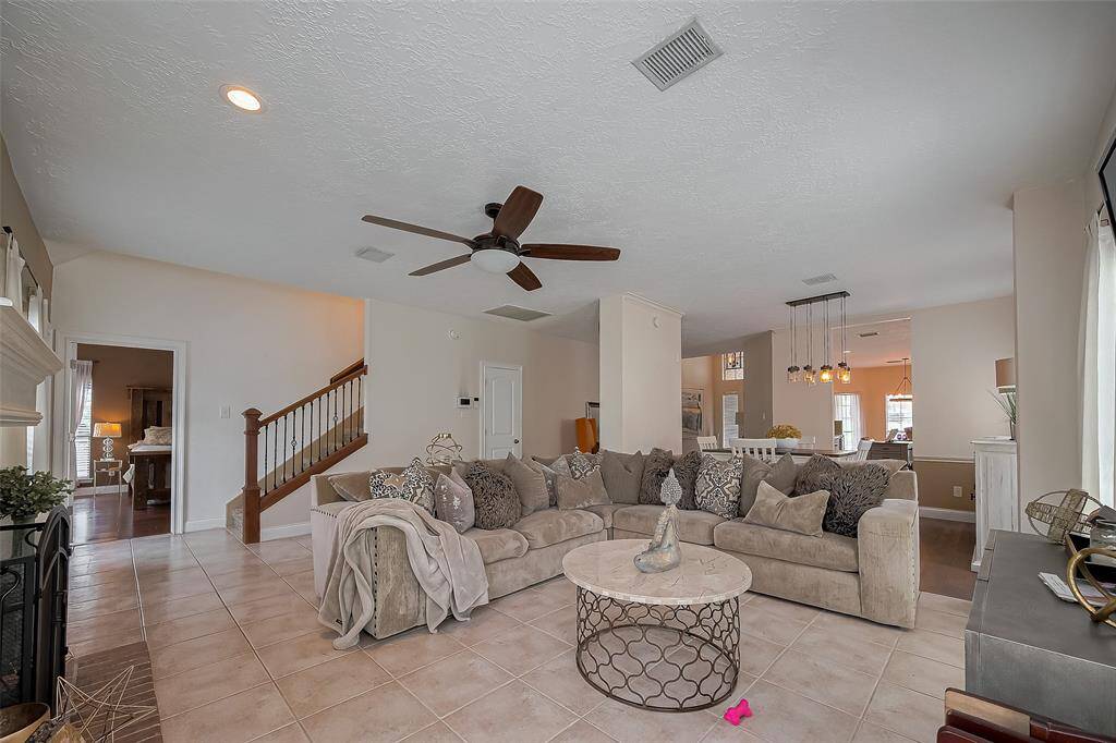 Spacious living room