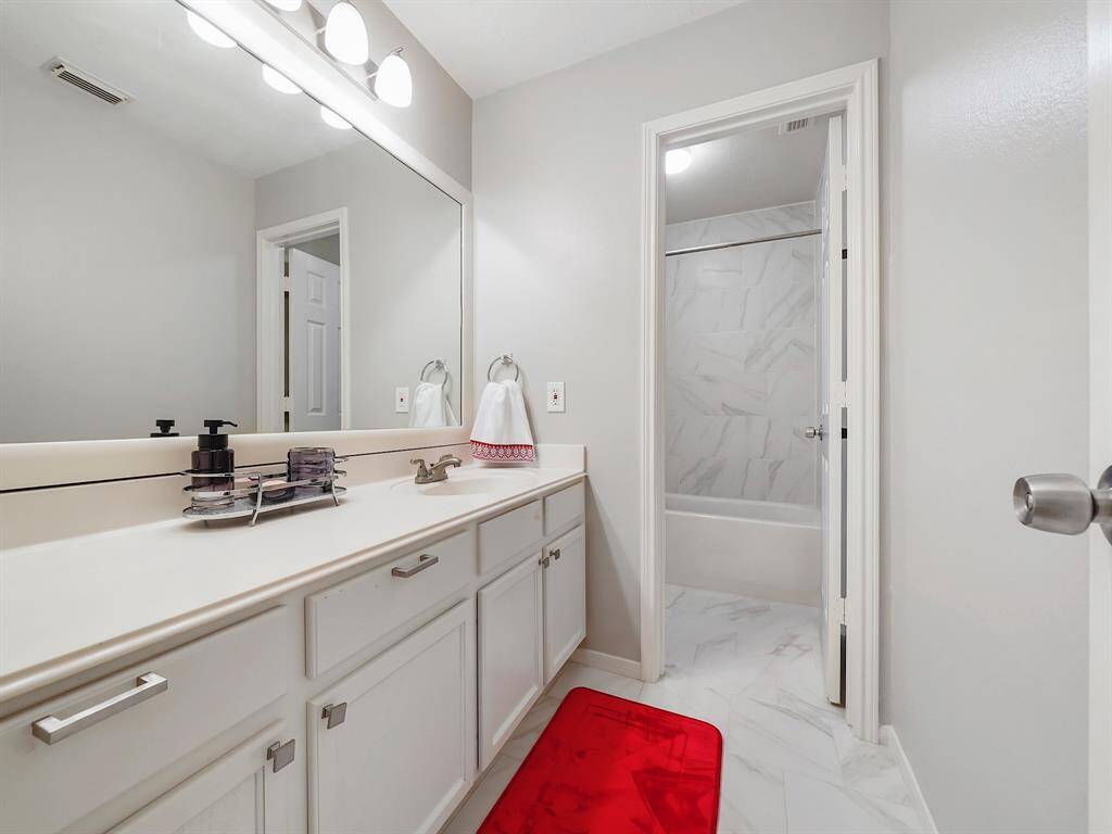 upstairs full bathroom