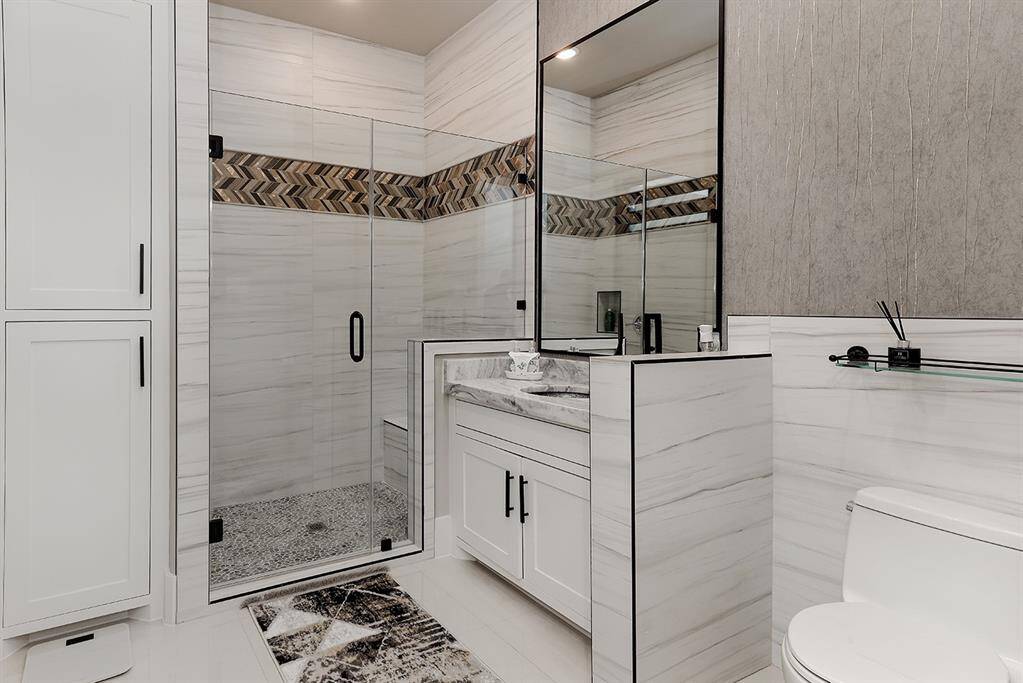 The 2nd full bath in the west wing - notice the opulent wallpaper and tile chosen!