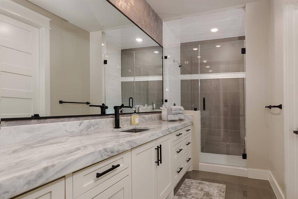 Every detail of this lavish bathroom is stunning!