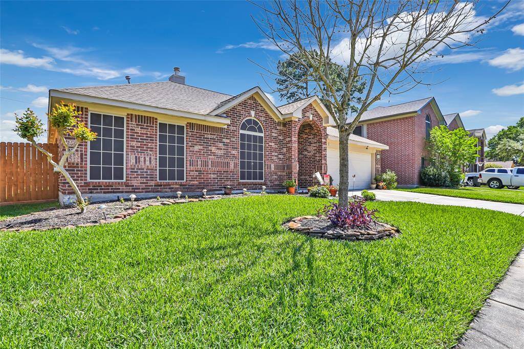 Lots of great curb appeal!