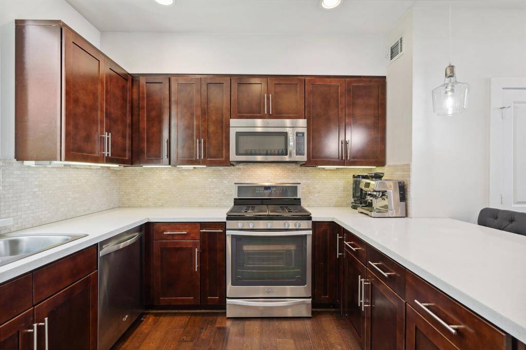 Lots of light in this spacious primary suite with views of nature. Private green space. Raised ceiling, ceiling fan, beautiful hardwoods.