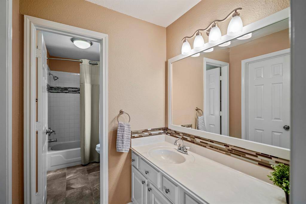 Second sink in the Jack & Jill bath