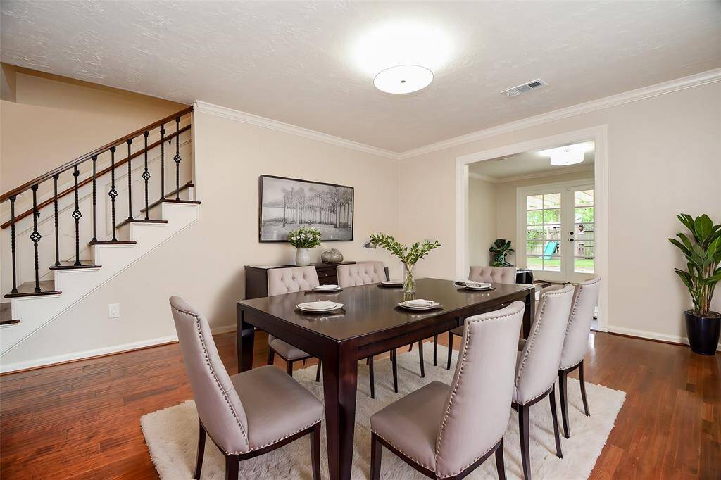 Large, elegant dining room. (virtually staged)