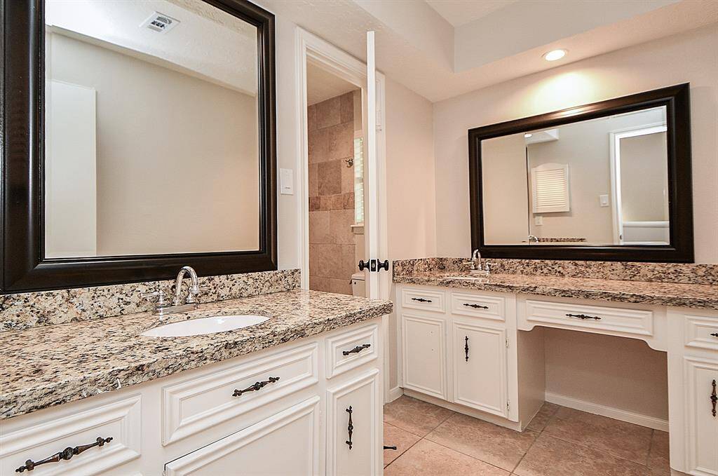 Secondary bath with access from the hallway and bedroom #2