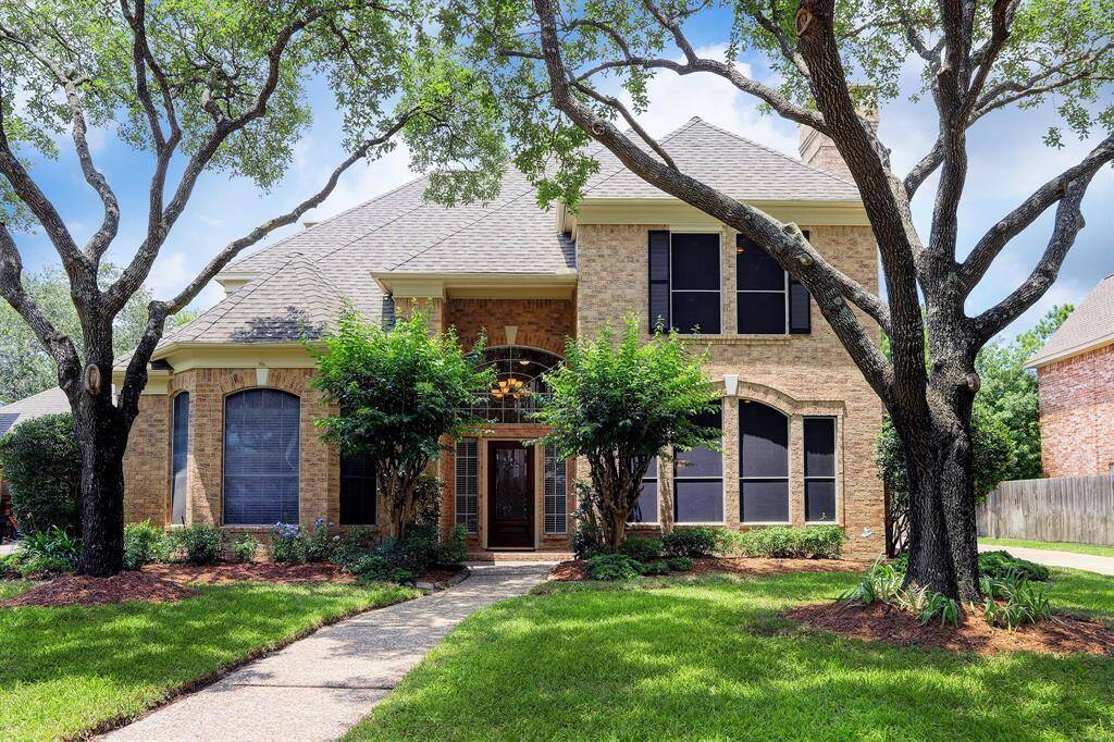 A beautiful house with excellent schools and community amenities and convenient location to access highway, dinning and shopping.